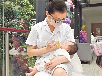 高学历人才开始追捧月嫂行业：考五六个证，月入过万元