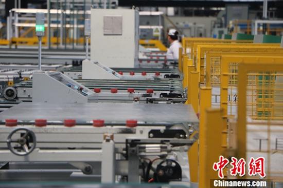 2019年世界制造业大会即将在安徽省合肥市举办，记者日前探访了安徽多家先进制造业企业，实地了解企业创新驱动发展情况。图为彩虹(合肥)光伏有限公司光伏玻璃生产线。<a target='_blank' href=''>中新社</a>记者 赵强 摄