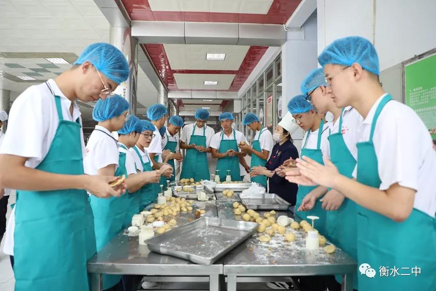 衡水二中学子自制美味月饼 喜迎中秋佳节