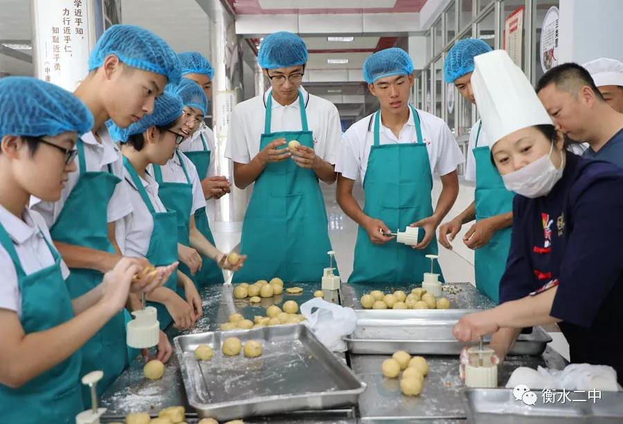 衡水二中学子自制美味月饼 喜迎中秋佳节