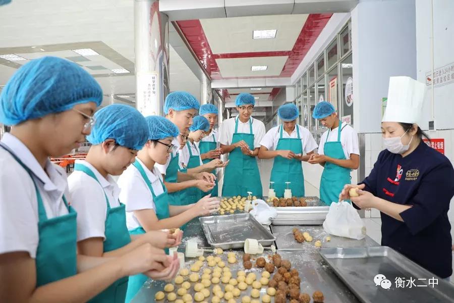 衡水二中学子自制美味月饼 喜迎中秋佳节
