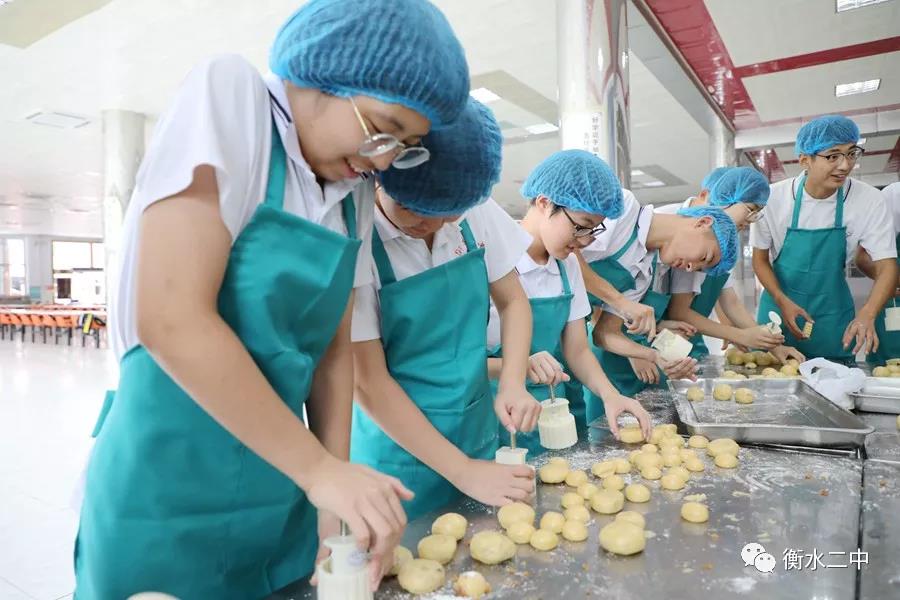 衡水二中学子自制美味月饼 喜迎中秋佳节