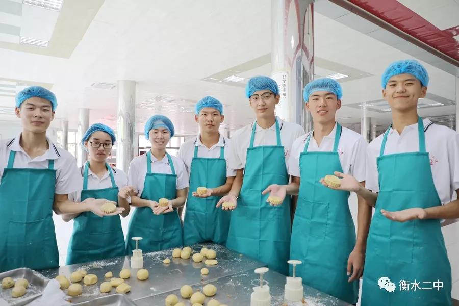 衡水二中学子自制美味月饼 喜迎中秋佳节
