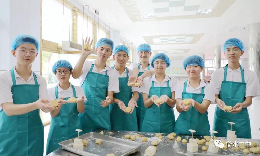 衡水二中学子自制美味月饼 喜迎中秋佳节