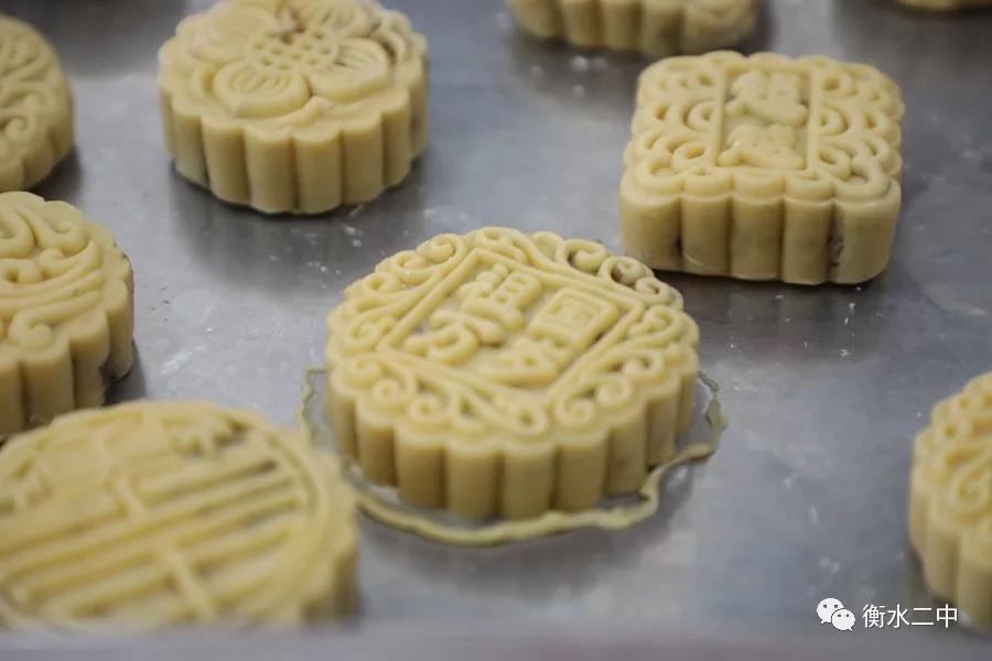 衡水二中学子自制美味月饼 喜迎中秋佳节
