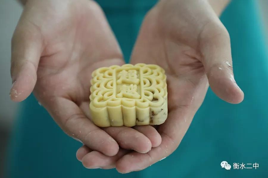 衡水二中学子自制美味月饼 喜迎中秋佳节