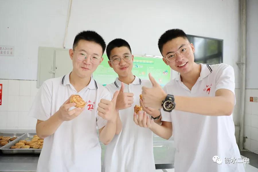 衡水二中学子自制美味月饼 喜迎中秋佳节