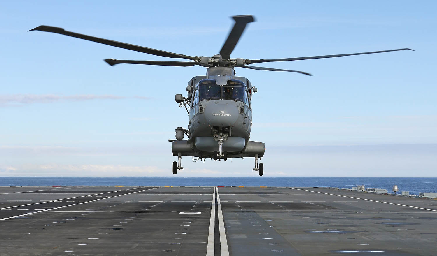 组图：英国第二艘航母首次舰载直升机起降