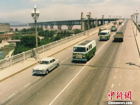 公路桥面通车不久的南京长江大桥。(资料图)中铁大桥局供图