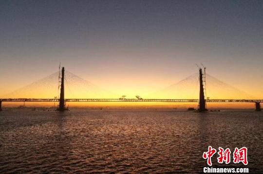 2019年9月20日，世界首座主跨超千米公铁两用斜拉桥——沪通长江大桥全桥合龙。　泱波 摄