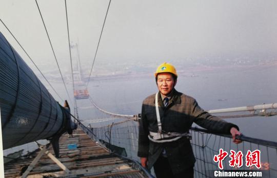 江阴大桥副总指挥、时任江苏省交通厅副厅长周世忠在建设现场。被采访者供图