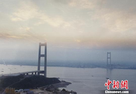 在建中的江阴大桥。被采访者供图
