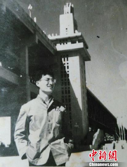 1968年国庆前夕，年轻的工程师常荣五站在通车前的南京长江大桥桥头堡。被采访者供图