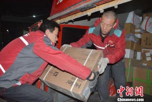 无底薪基本已成快递行业标配 快递员过得怎样？