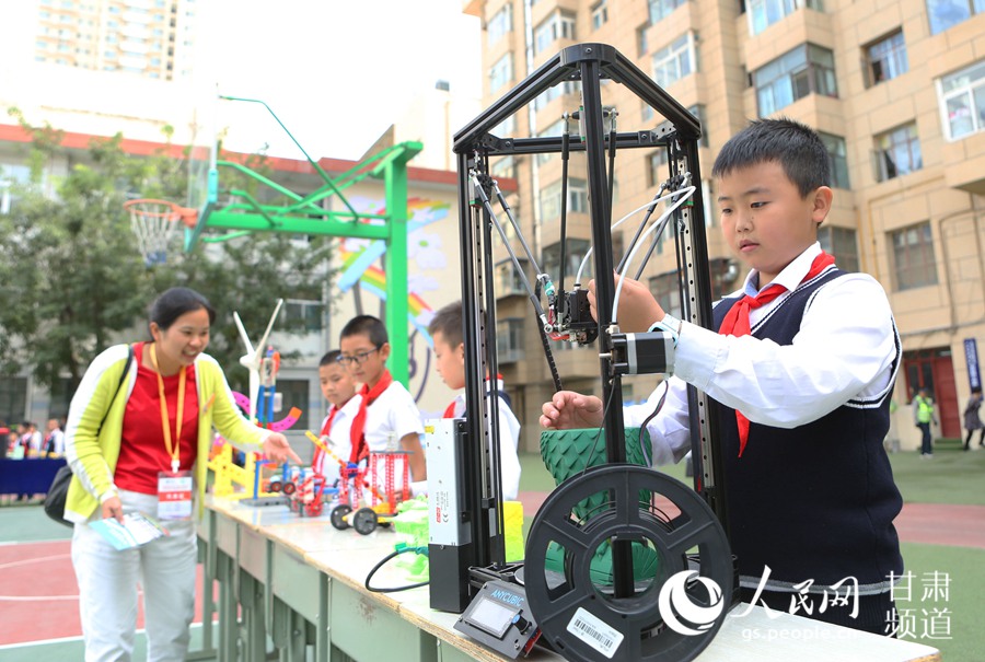 安西路小学学生展示3D打印。牟健 摄