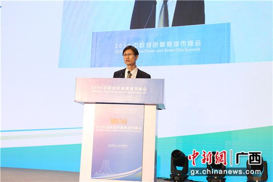 图为南京市大数据管理局副局长陶为波介绍情况。