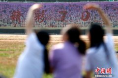 探访国庆群众游行彩排：“我第一次上长安街就热泪盈眶”
