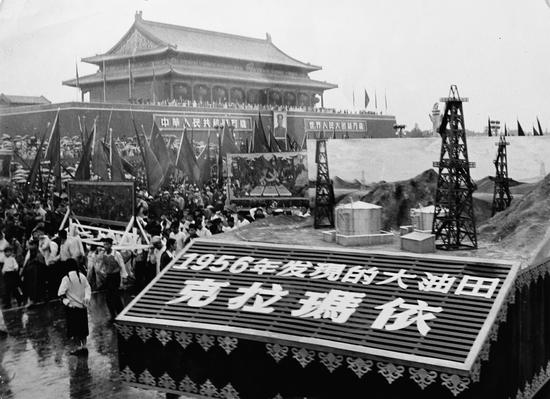 1956年国庆节，克拉玛依油田作为新中国发现的第一个大油田在天安门接受检阅。（资料图）