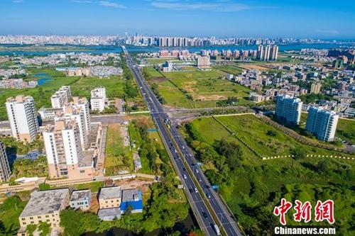 图为航拍海口江东片区(资料图)。/p中新社记者 骆云飞 摄