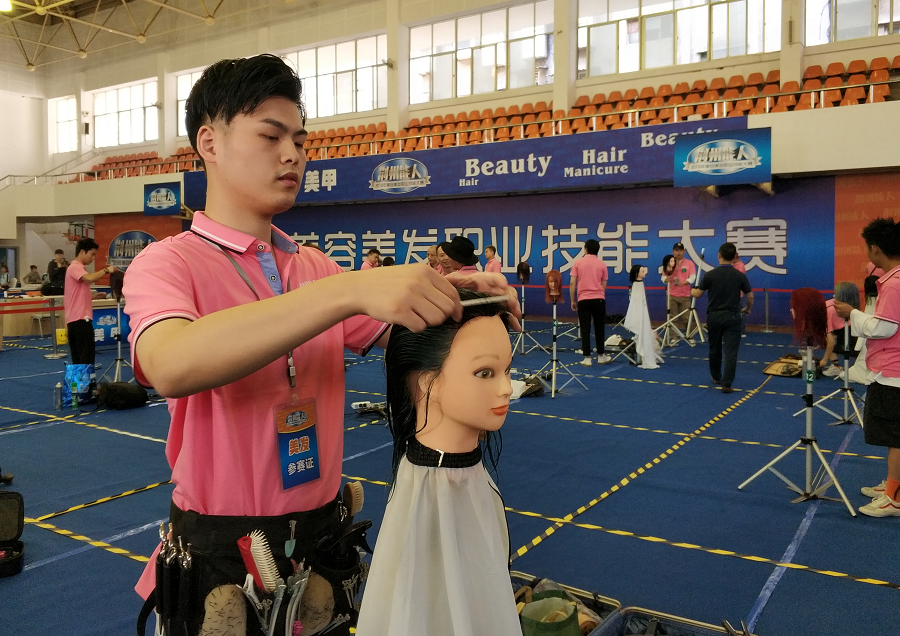 “荆州能人”2019年美容美发职业技能大赛开赛！