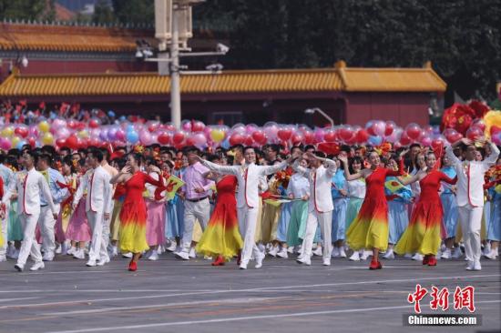 “快递小哥”现身国庆游行队伍 见证新中国70年