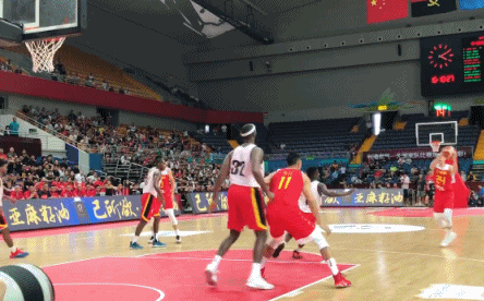 能阻止易建联的，也就只有恶意犯规了！