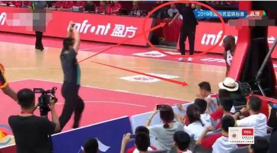 能阻止易建联的，也就只有恶意犯规了！