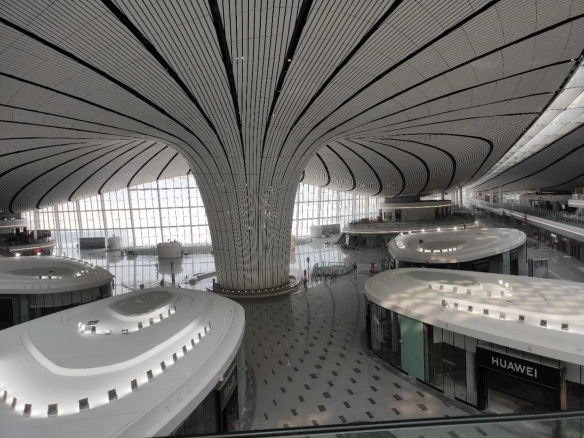 新世界七大奇迹中国独占两席 全球最大机场震撼世界