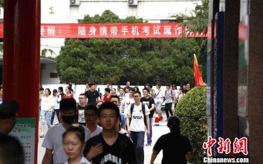 资料图：山东考生结束高考后走出考场。　沙见龙 摄