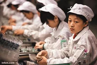 图片来源：2010年南方周末报道，其报道中的图注为“富士康生产线上的工人，目光呆滞”