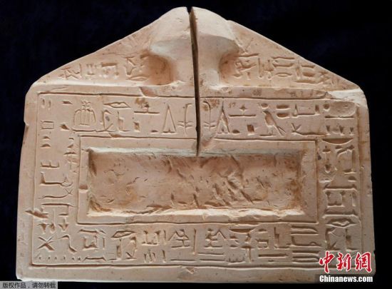 当地时间10月10日,工人们在埃及卢克索的猴子谷出土一个古代遗址。据外媒报道,埃及在卢克索的猴子谷出土了一个拥有3500年历史的工业区,以及一批手工艺品。据相关部门消息,该工业区可追溯到新王国的第18个王朝,大约在公元前1543–1292年。 当地时间10月10日,工人们在埃及卢克索的猴子谷出土一个古代遗址。据外媒报道,埃及在卢克索的猴子谷出土了一个拥有3500年历史的工业区,以及一批手工艺品。据相关部门消息,该工业区可追溯到新王国的第18个王朝,大约在公元前1543–1292年。