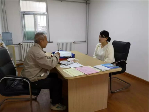 送法进社区市南区开展老年人法律援助咨询服务