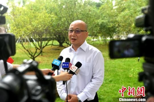 福建省中医药学会闽台中医药文化交流分会主任委员高嘉骏接受记者采访。　吕明 摄