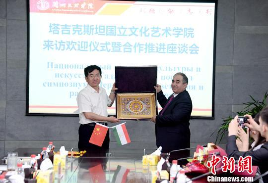 图为塔吉克斯坦国立文化艺术学院代表团日前访问兰州文理学院。(资料图) 张世文 摄 图为塔吉克斯坦国立文化艺术学院代表团日前访问兰州文理学院。(资料图) 张世文 摄