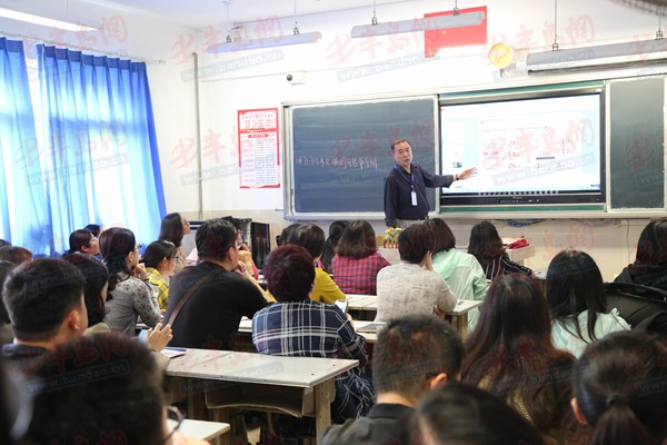 北大、清华等60余所高校代表走进校园 与二中学子、家长面对面交流