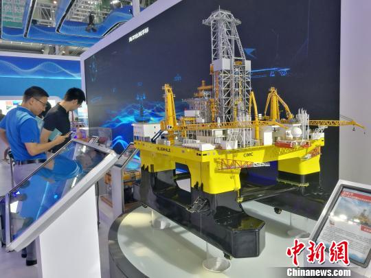 “蓝鲸1号”是目前全球最新一代超深水双钻塔半潜式钻井平台。　郑小红 摄