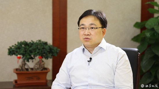 中國中冶總工程師肖鵬接受《証券日報》記者專訪。.jpg