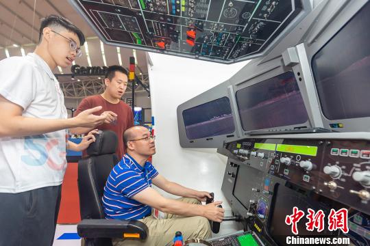 10月16日，在第五届中国(广东)国际“互联网+”博览会上，与会者正体验模拟飞机驾驶。　符诗贺 摄