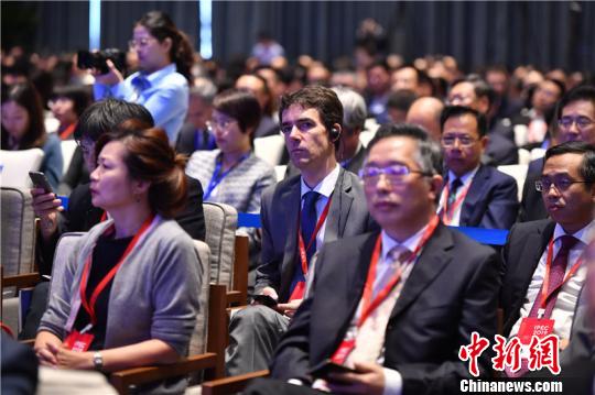 全球油气行业“大咖”相聚第三届世界油商大会。　张茵 摄