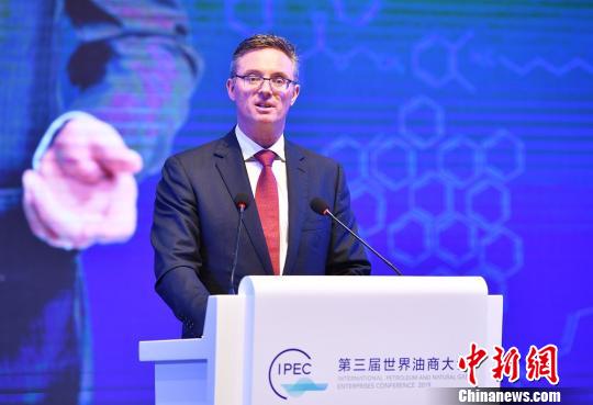 托克集团董事长兼首席执行官卫杰明(Jeremy Weir)作主题演讲。　张茵 摄