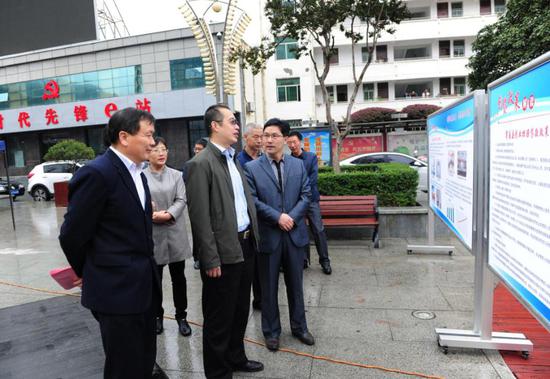 （肖剑锋副县长、人社局邱祚龙局长、就业局王青春局长参观创业成就展览）
