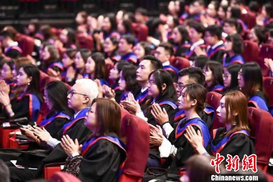 从全国各地赶来的萨里大学中国毕业生和家长们，共同参与了这场独具英伦学院仪式感的毕业典礼。　申海 摄