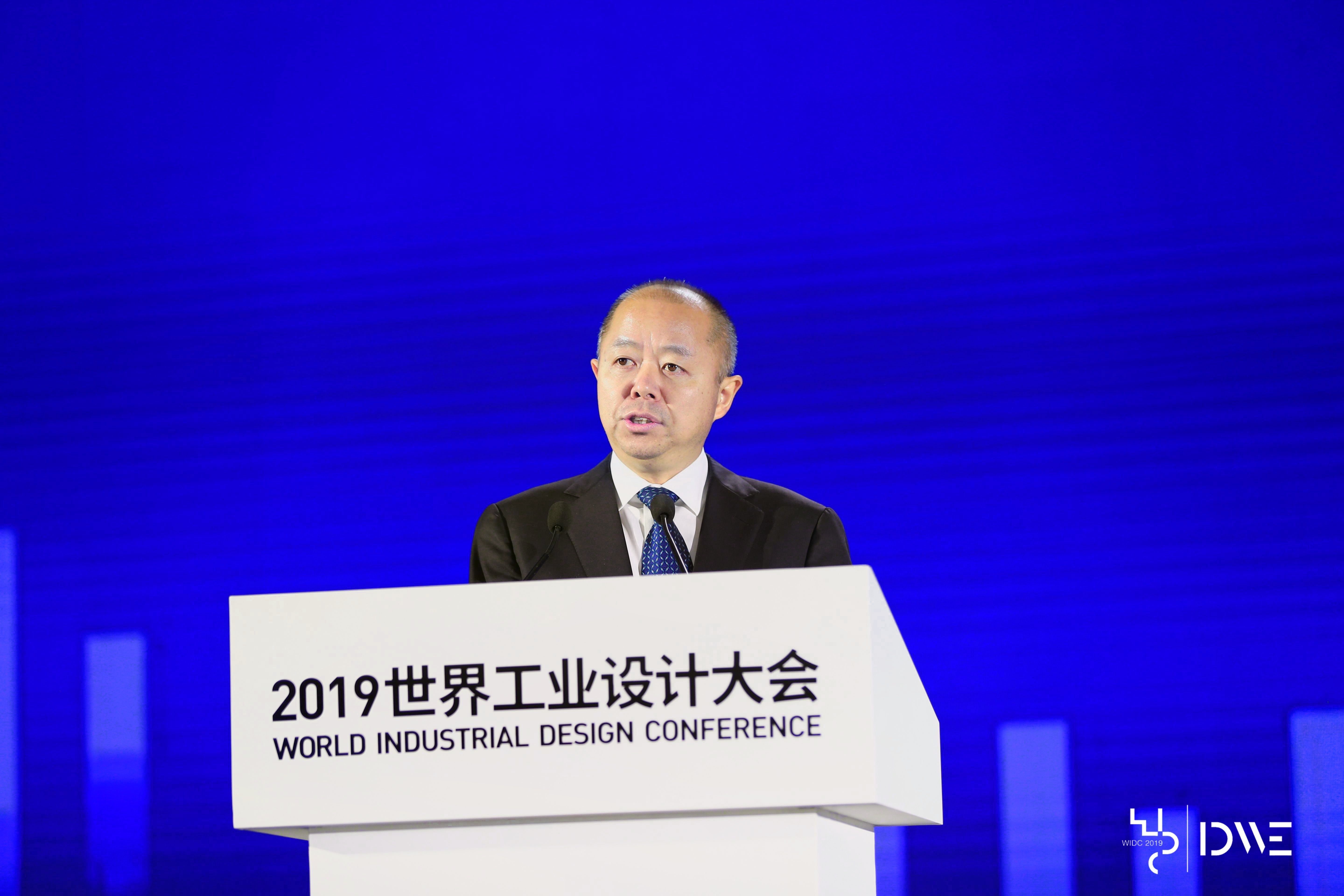 王江平出席2019世界工业设计大会并调研