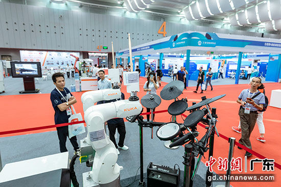 10月16日，第五届中国（广东）国际“互联网+”博览会在广东佛山潭州会展中心举行，在4号展馆内，现场KUKA展示的机器人鼓手备受关注。 王伟楠 摄