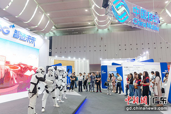 2019第五届中国（广东）国际“互联网+”博览会，中国移动展厅，舞蹈表演吸引众多参展嘉宾观看。 符诗贺 摄
