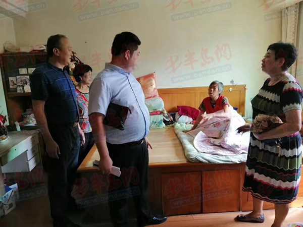 金家岭街道各社区重阳节入户 走访慰问社区老人