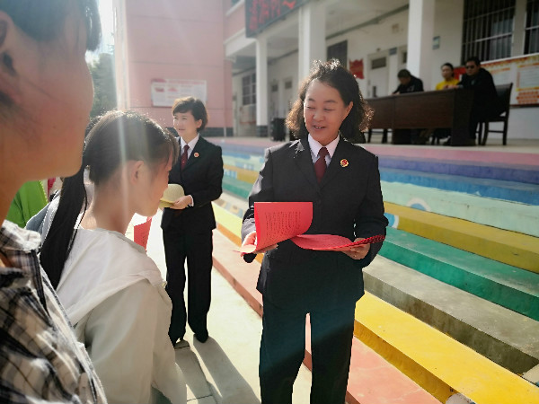 麒麟区检察长进校园 为学生送来法制“美味大餐”