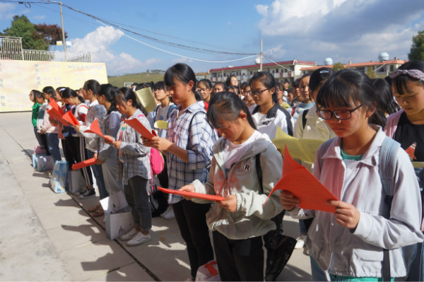 麒麟区检察长进校园 为学生送来法制“美味大餐”