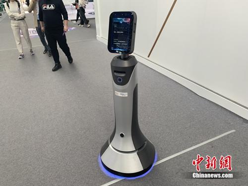 会场内的服务机器人。/p中新网 吴涛 摄