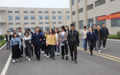 南阳师范学院师生代表走进佳龙公司观匠心工艺